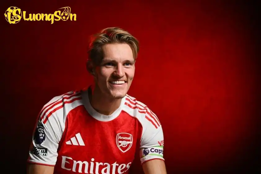 Martin Odegaard đã có những chia sẻ về tấm băng đội trưởng. Ảnh: The Mirror Martin Odegaard đã có những chia sẻ về tấm băng đội trưởng