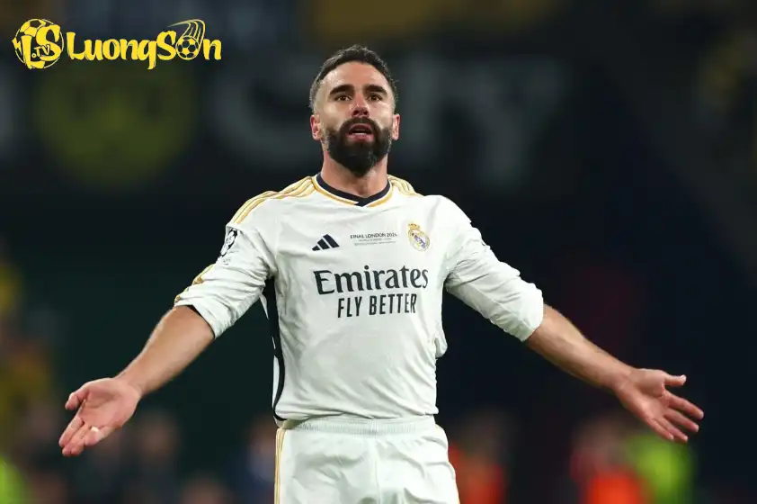 Sự trở lại của Carvajal khiến vị trí Arnold lung lay tại Real Madrid