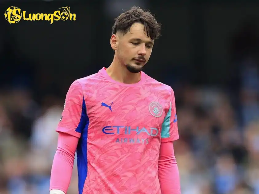 Trafford cần nhanh chóng tìm lại sự tự tin trong khung gỗ của Man City sau sai lầm ở trận đấu với Tottenham (Ảnh: Extratime Talk) Trafford cần nhanh chóng tìm lại sự tự tin trong khung gỗ của Man City sau sai lầm ở trận đấu với Tottenham (Ảnh: Extratime Talk)