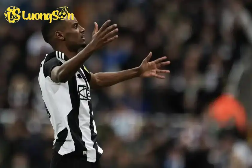 Real Madrid bất ngờ nhắm chiêu mộ Isak (ảnh: The Sun). Real Madrid bất ngờ nhắm chiêu mộ Isak (ảnh: The Sun).