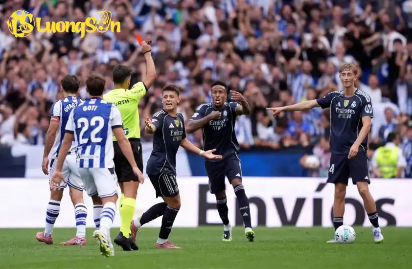 Chiếc thẻ đỏ gây tranh cãi của trọng tài dành cho Dean Huijsen trong trận gặp Real Sociedad Chiếc thẻ đỏ gây tranh cãi của trọng tài dành cho Dean Huijsen trong trận gặp Real Sociedad