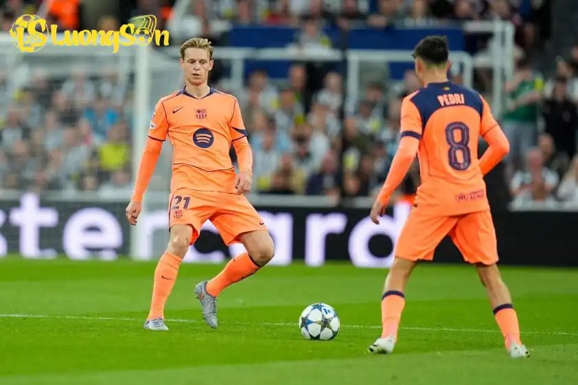 Sẽ rất khó khăn cho Barca nếu De Jong không thể ra sân ở Siêu kinh điển. (Ảnh: BarcaNewsFRA) Sẽ rất khó khăn cho Barca nếu De Jong không thể ra sân ở Siêu kinh điển.