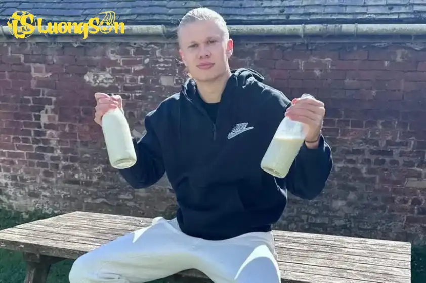Haaland thường xuyên sử dụng các sản phẩm sữa chưa tiệt trùng. Ảnh: Daily mail Haaland thường xuyên sử dụng các sản phẩm sữa chưa tiệt trùng.