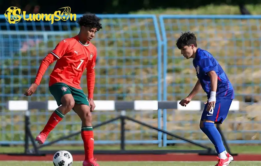 Cristiano Jr có màn thể hiện ấn tượng tại giải giao hữu Vlatko Markovic Cristiano Jr có màn thể hiện ấn tượng tại giải giao hữu Vlatko Markovic