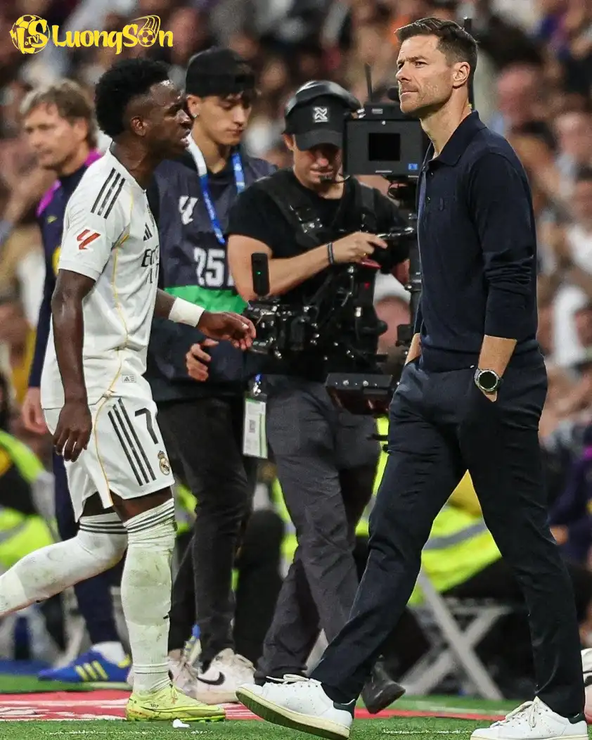 Vinicius đang gây náạn Real Madrid bởi hàng loạt hành động bộc phát của mình (Ảnh: DANZ). Vinicius đang gây náo loạn Real Madrid bởi hàng loạt hành động bộc phát của mình