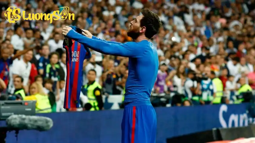 Cú phơi áo huyền thoại của Messi (Ảnh: GOAL). Cú phơi áo huyền thoại của Messi