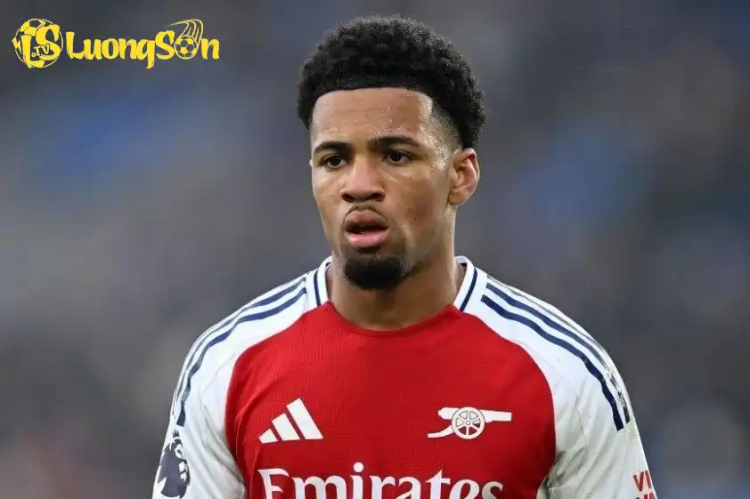 Nwaneri đang thua thiệt quá nhiều về các tình huống tranh chấp. Ảnh: AFP Nwaneri đang thua thiệt quá nhiều về các tình huống tranh chấp.