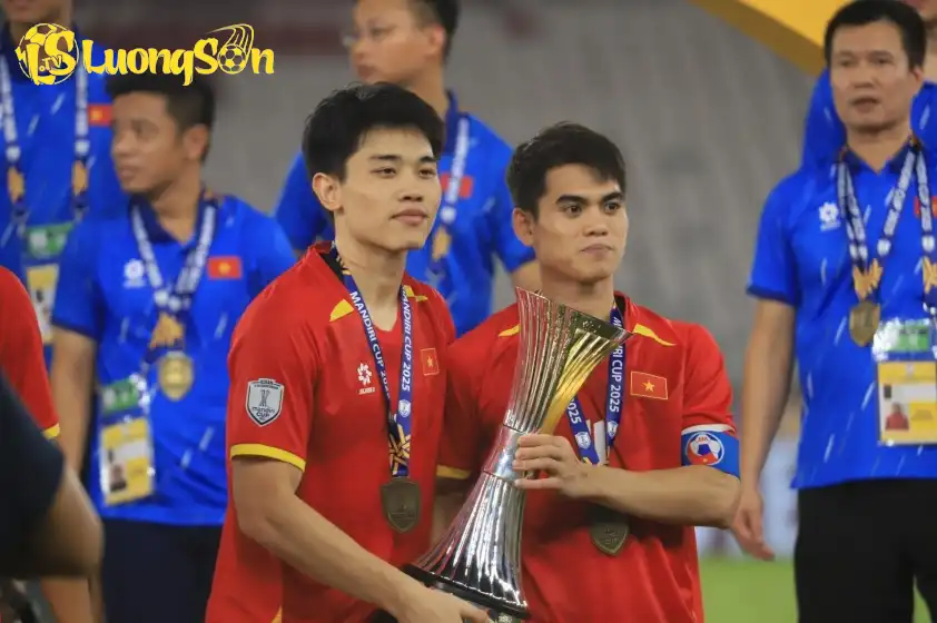 Đình Bắc (trái) đội phó, Khuất Văn Khang (phải) làm đội trưởng ở SEA Games 33 Đình Bắc (trái) đội phó, Khuất Văn Khang (phải) làm đội trưởng ở SEA Games 33