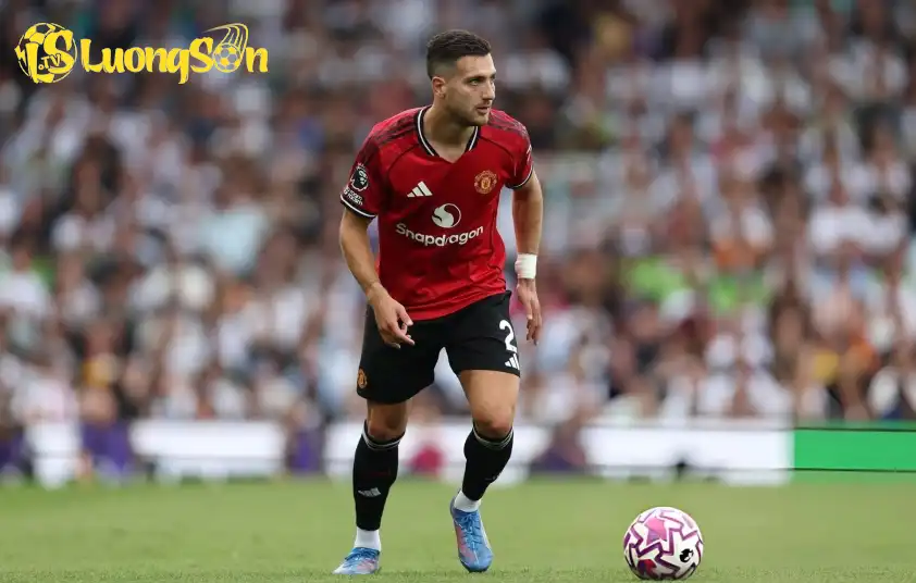 Dalot thường xuyên để lại những màn thể hiện dưới sức ở mùa giải này Dalot thường xuyên để lại những màn thể hiện dưới sức ở mùa giải này