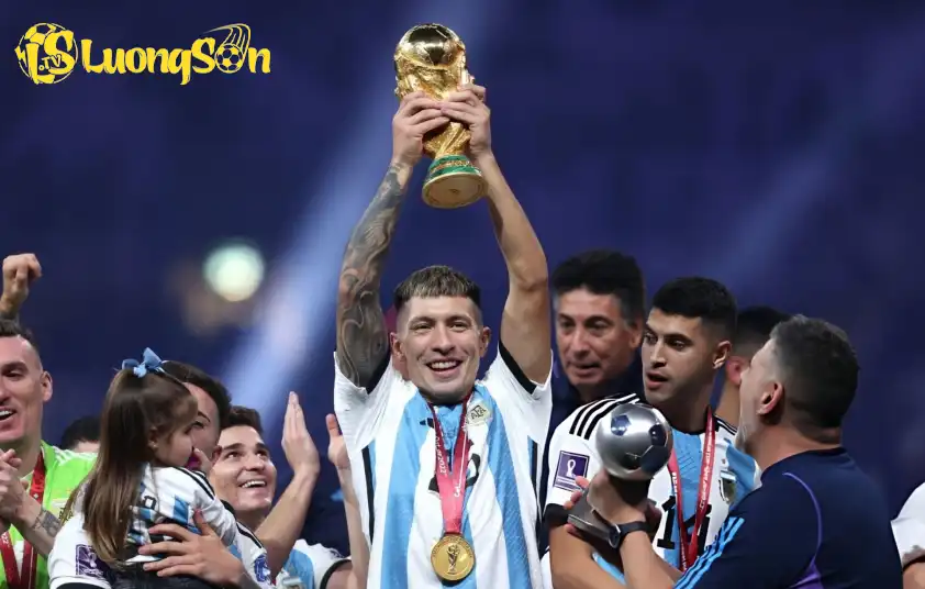Lisandro Martinez được xem là trụ cột của ĐT Argentina trong những chiến dịch thành công gần đây Lisandro Martinez được xem là trụ cột của ĐT Argentina trong những chiến dịch thành công gần đây