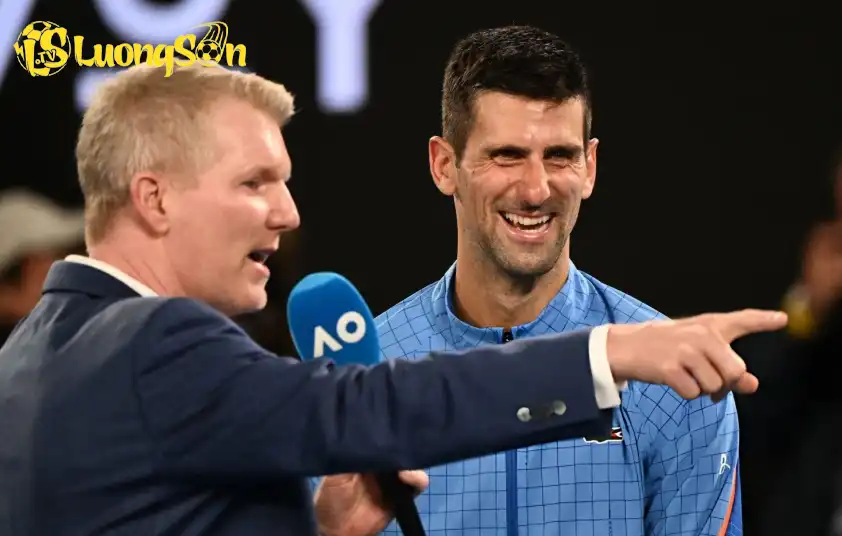 Novak Djokovic và huyền thoại Jim Courier tại Australian Open 2023. Novak Djokovic và huyền thoại Jim Courier tại Australian Open 2023.