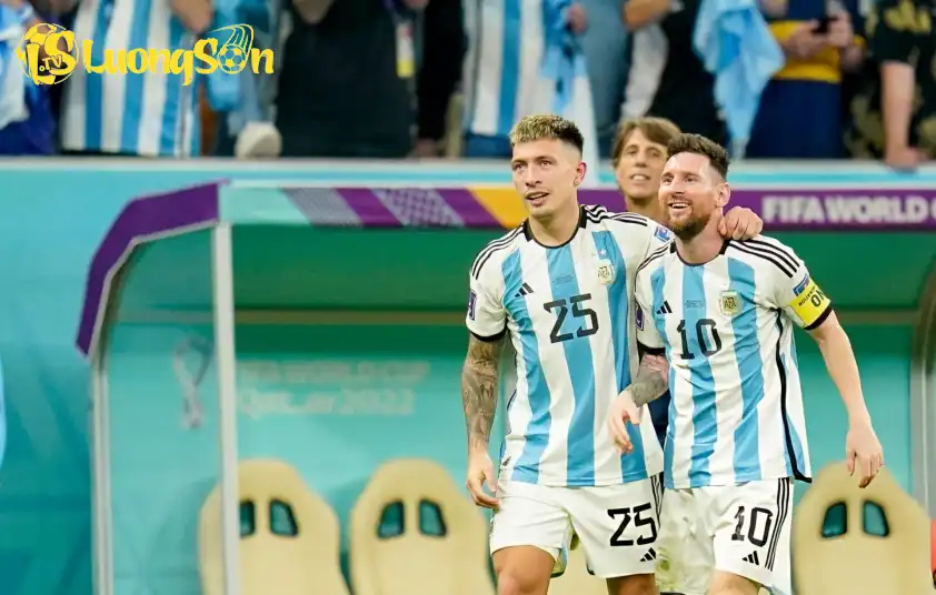 Lisandro Martinez vẫn được tập luyện cùng ĐT Argentina dù chưa thi đấu một phút nào ở mùa giải này Lisandro Martinez vẫn được tập luyện cùng ĐT Argentina dù chưa thi đấu một phút nào ở mùa giải này
