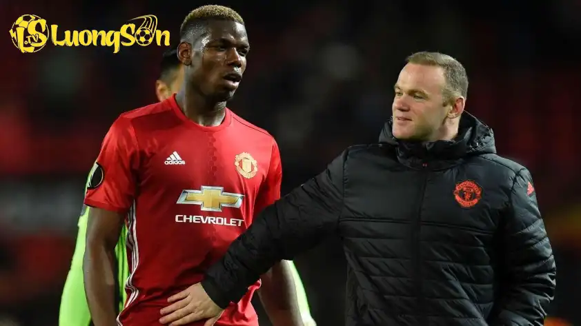 Rooney gọi tên Paul Pogba là bản hợp đồng khó hiểu của MU (Ảnh: Mirror) Rooney gọi tên Paul Pogba là bản hợp đồng khó hiểu của MU (Ảnh: Mirror)