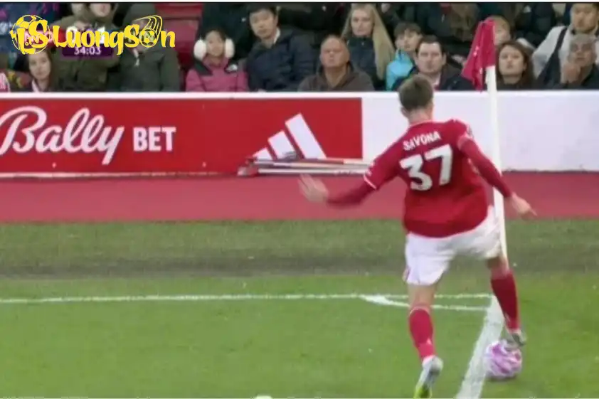 Man Utd được hưởng quả phạt góc gây tranh cãi trước Nottingham Forest. Man Utd được hưởng quả phạt góc gây tranh cãi trước Nottingham Forest