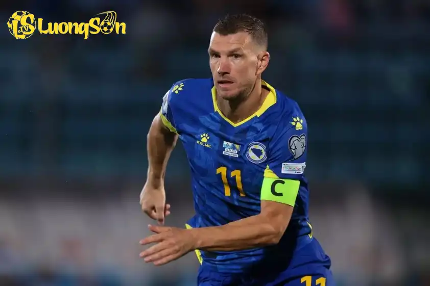 Edin Dzeko của tuyển Bosnia trong trận vòng loại World Cup gặp San Marino. Edin Dzeko của tuyển Bosnia trong trận vòng loại World Cup gặp San Marino.