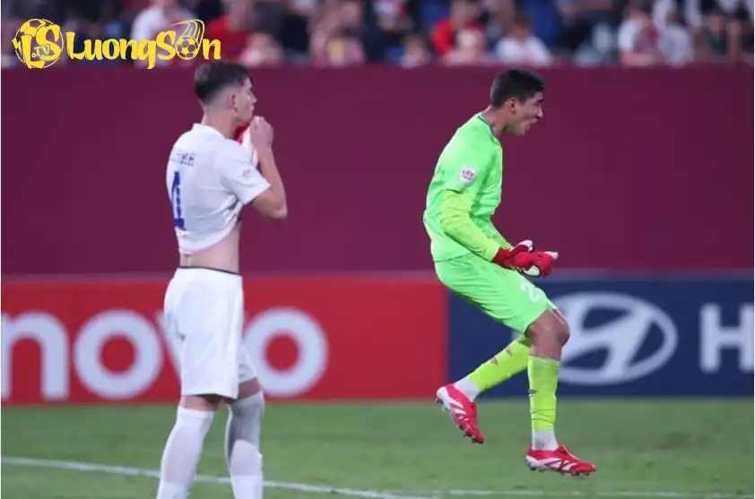 Thủ môn Rustajonov vào sân và cản phá quả penalty quyết định Thủ môn Rustajonov vào sân và cản phá quả penalty quyết định