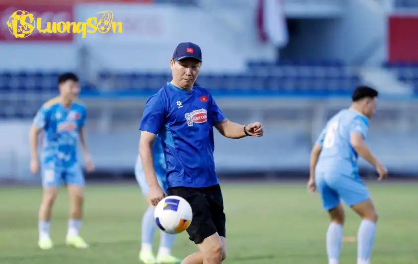 HLV Kim Sang Sik chuẩn bị chốt danh sách 23 cầu thủ chính thức HLV Kim Sang Sik chuẩn bị chốt danh sách 23 cầu thủ chính thức