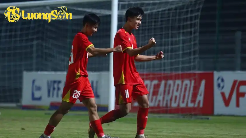 Văn Dương (số 11) có trận thi đấu tuyệt hay trước U17 Malaysia.