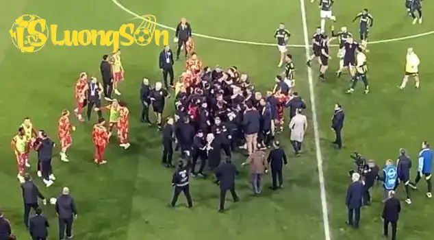 Cảnh tượng hỗn loạn khi hai đội lao vào nhau Cảnh tượng hỗn loạn khi hai đội lao vào nhau