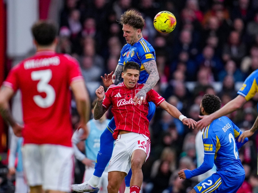 Leeds United và Nottingham đều đang xếp ngay trên nhóm xuống hạng